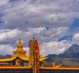 木格措的冬天，是神山打翻了一罐蓝墨水