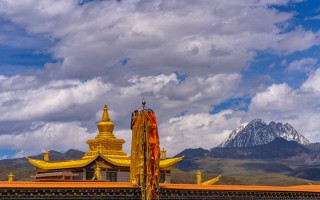 木格措的冬天，是神山打翻了一罐蓝墨水