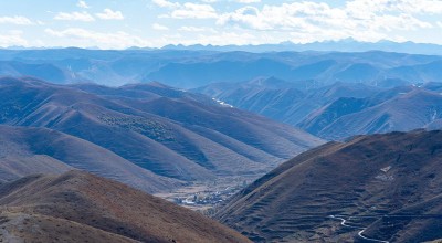 泸定甲居藏寨，悬崖上的千年守望，藏着连导航都找不到的秘境