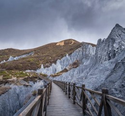康定木格措，高原上的蓝眼泪怎么玩才不亏？听我唠点实在的